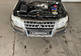 Подержанный автомобиль Mitsubishi Pajero 2014 года (16 фото)