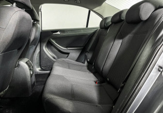 Подержанный автомобиль Volkswagen Jetta Sedan 2014 года (10 фото)