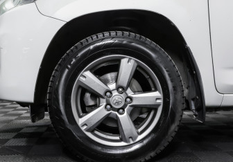 Подержанный автомобиль Toyota RAV4 2011 года (25 фото)