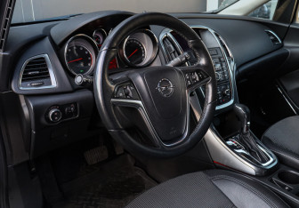 Подержанный автомобиль Opel Astra Hatchback 2010 года (12 фото)