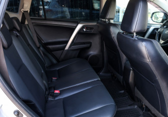 Подержанный автомобиль Toyota RAV4 2014 года (12 фото)