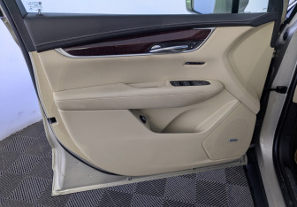 Подержанный автомобиль Cadillac XT5 2016 года (19 фото)