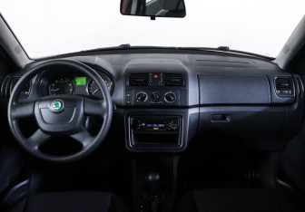 Подержанный автомобиль Skoda Fabia Hatchback 2011 года (14 фото)