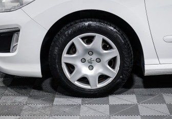 Подержанный автомобиль Peugeot 308 Hatchback 2011 года (15 фото)