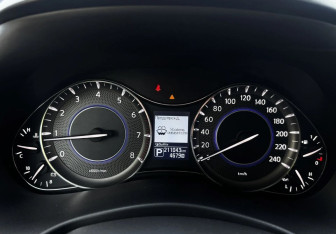Подержанный автомобиль Infiniti QX80 2016 года (15 фото)