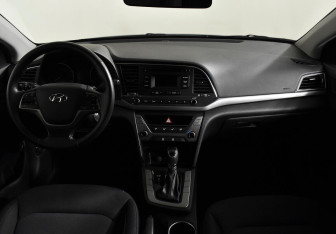 Подержанный автомобиль Hyundai Elantra Sedan 2018 года (10 фото)