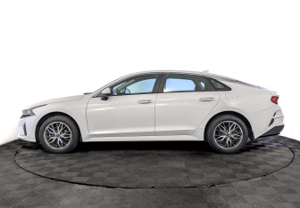 Подержанный автомобиль Kia K5 2021 года (8 фото)
