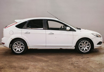 Подержанный автомобиль Ford Focus Hatchback 2010 года (4 фото)