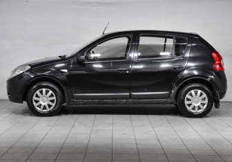 Подержанный автомобиль Renault Sandero 2012 года (4 фото)