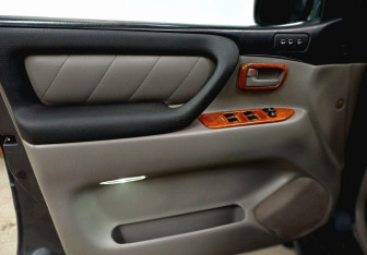 Подержанный автомобиль Toyota Land Cruiser Suv 2002 года (17 фото)