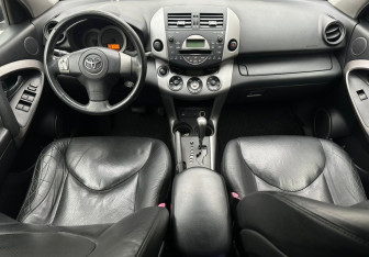 Подержанный автомобиль Toyota RAV4 2008 года (11 фото)