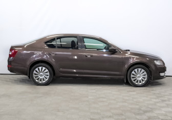 Подержанный автомобиль Skoda Octavia Liftback 2014 года (4 фото)