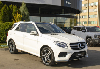 Подержанный автомобиль Mercedes-Benz GLE 2016 года (3 фото)