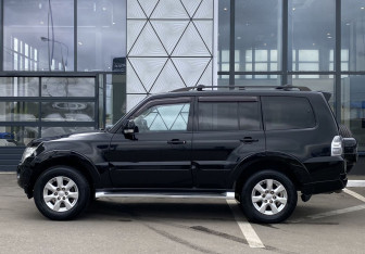 Подержанный автомобиль Mitsubishi Pajero 2013 года (8 фото)