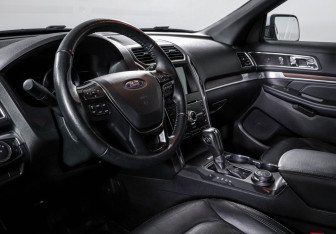 Подержанный автомобиль Ford Explorer 2018 года (14 фото)