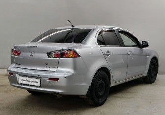 Подержанный автомобиль Mitsubishi Lancer Sedan 2011 года (5 фото)