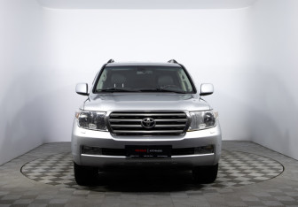 Подержанный автомобиль Toyota Land Cruiser Suv 2008 года (2 фото)