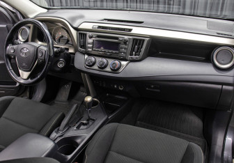 Подержанный автомобиль Toyota RAV4 2013 года (11 фото)