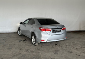 Подержанный автомобиль Toyota Corolla Sedan 2013 года (7 фото)