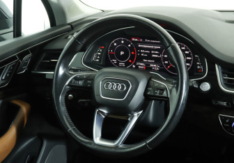 Подержанный автомобиль Audi Q7 2016 года (18 фото)