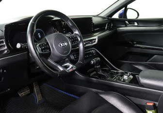 Подержанный автомобиль Kia K5 2021 года (10 фото)
