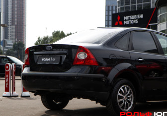 Подержанный автомобиль Ford Focus Sedan 2007 года (15 фото)
