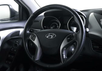 Подержанный автомобиль Hyundai Elantra Sedan 2012 года (12 фото)