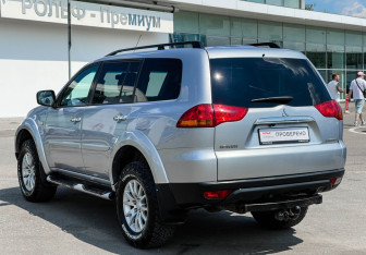 Подержанный автомобиль Mitsubishi Pajero Sport 2013 года (7 фото)