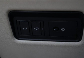 Подержанный автомобиль Land Rover Range Rover Sport 2015 года (27 фото)