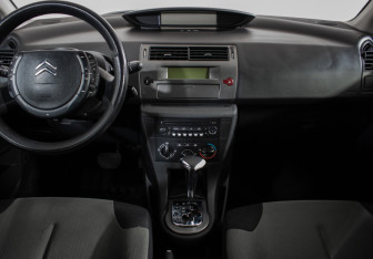 Подержанный автомобиль Citroen C4 Hatchback 2010 года (11 фото)