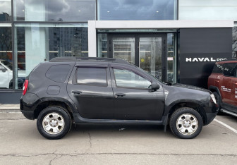 Подержанный автомобиль Renault Duster 2014 года (4 фото)