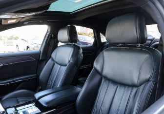 Подержанный автомобиль Audi A8 2022 года (22 фото)