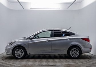 Подержанный автомобиль Hyundai Solaris Sedan 2012 года (8 фото)