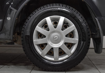 Подержанный автомобиль Renault Sandero 2012 года (8 фото)