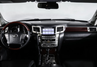 Подержанный автомобиль Lexus LX 2012 года (17 фото)