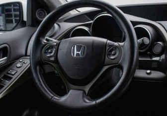 Подержанный автомобиль Honda Civic Hatchback 2012 года (15 фото)