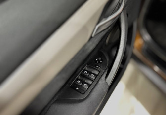 Подержанный автомобиль BMW X1 2013 года (19 фото)