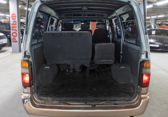 Подержанный автомобиль Toyota HiAce 2002 года (9 фото)