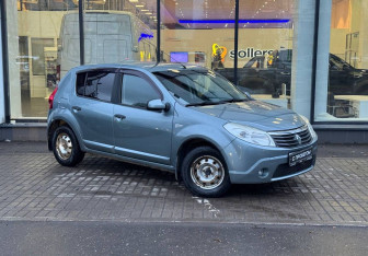 Подержанный автомобиль Renault Sandero 2010 года (3 фото)
