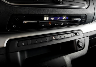 Подержанный автомобиль Peugeot Traveller 2021 года (28 фото)