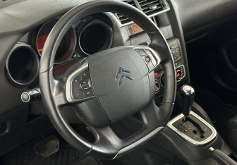 Подержанный автомобиль Citroen C4 Hatchback 2011 года (12 фото)