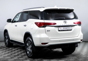 Подержанный автомобиль Toyota Fortuner 2022 года (7 фото)