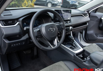 Подержанный автомобиль Toyota RAV4 2025 года (17 фото)