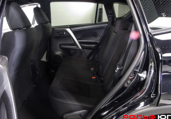Подержанный автомобиль Toyota RAV4 2018 года (8 фото)