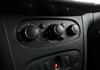 Подержанный автомобиль Renault Logan Sedan 2016 года (21 фото)