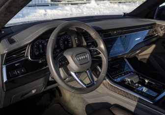 Подержанный автомобиль Audi Q8 2019 года (10 фото)