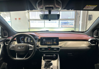 Подержанный автомобиль Geely Coolray 2022 года (15 фото)