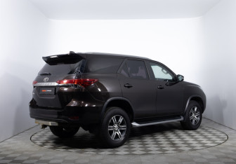 Подержанный автомобиль Toyota Fortuner 2018 года (5 фото)