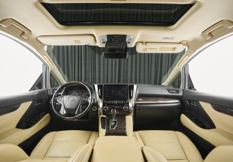 Подержанный автомобиль Toyota Alphard 2021 года (12 фото)