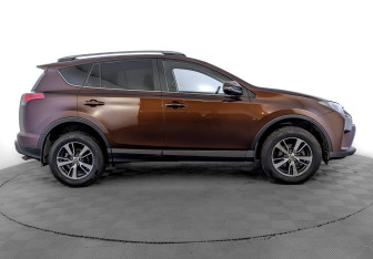 Подержанный автомобиль Toyota RAV4 2017 года (5 фото)